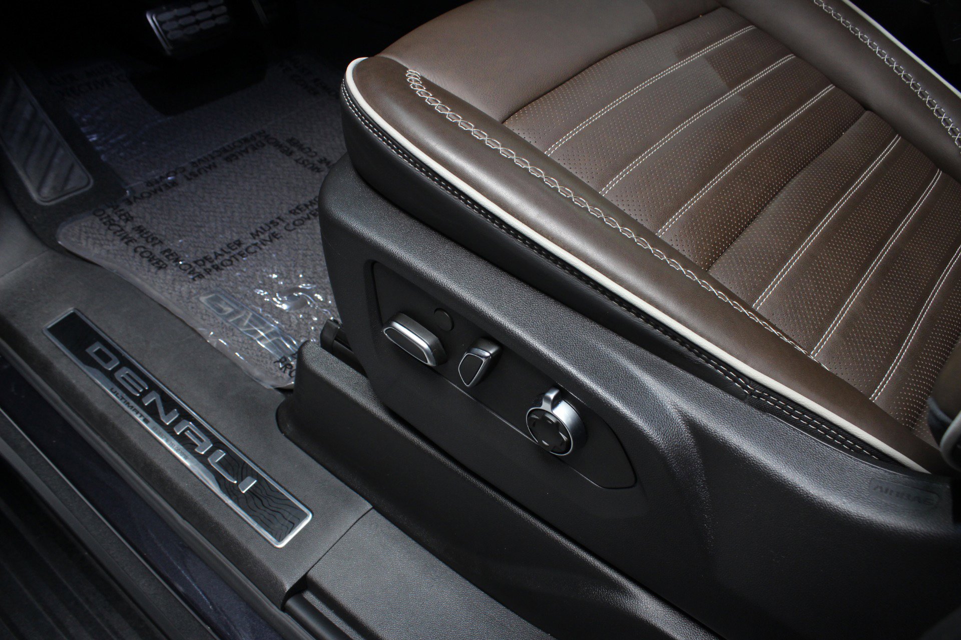 Used 2025 GMC Yukon Denali Ultimate w/ LPO, Floor Liner Package AWD/4WD image 36