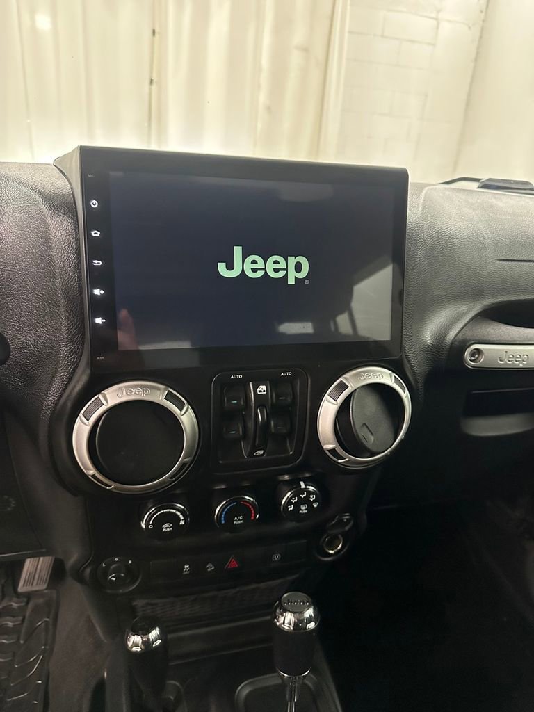 Used 2017 Jeep Wrangler Unlimited Sahara w/ Connectivity Group image 18
