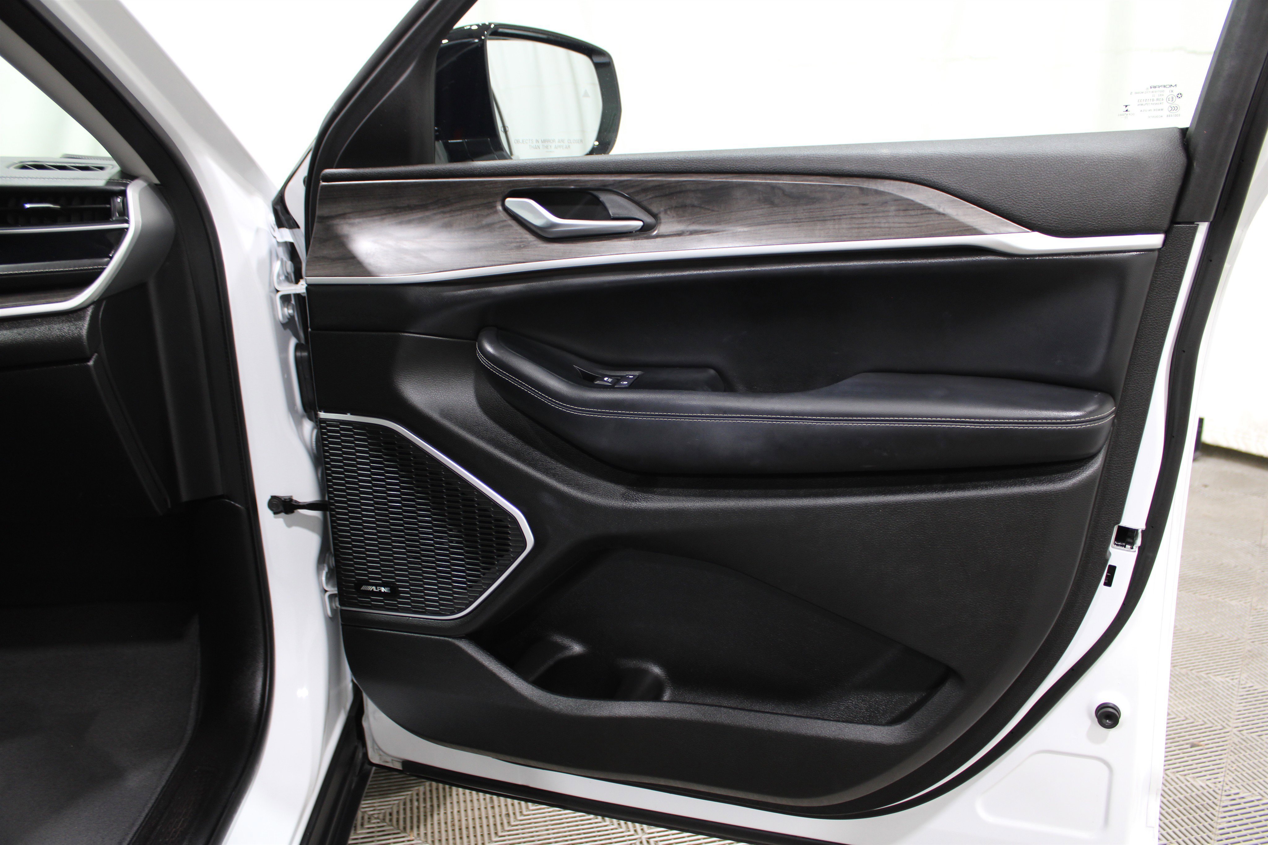 Used 2022 Jeep Grand Cherokee Limited 4xe image 32