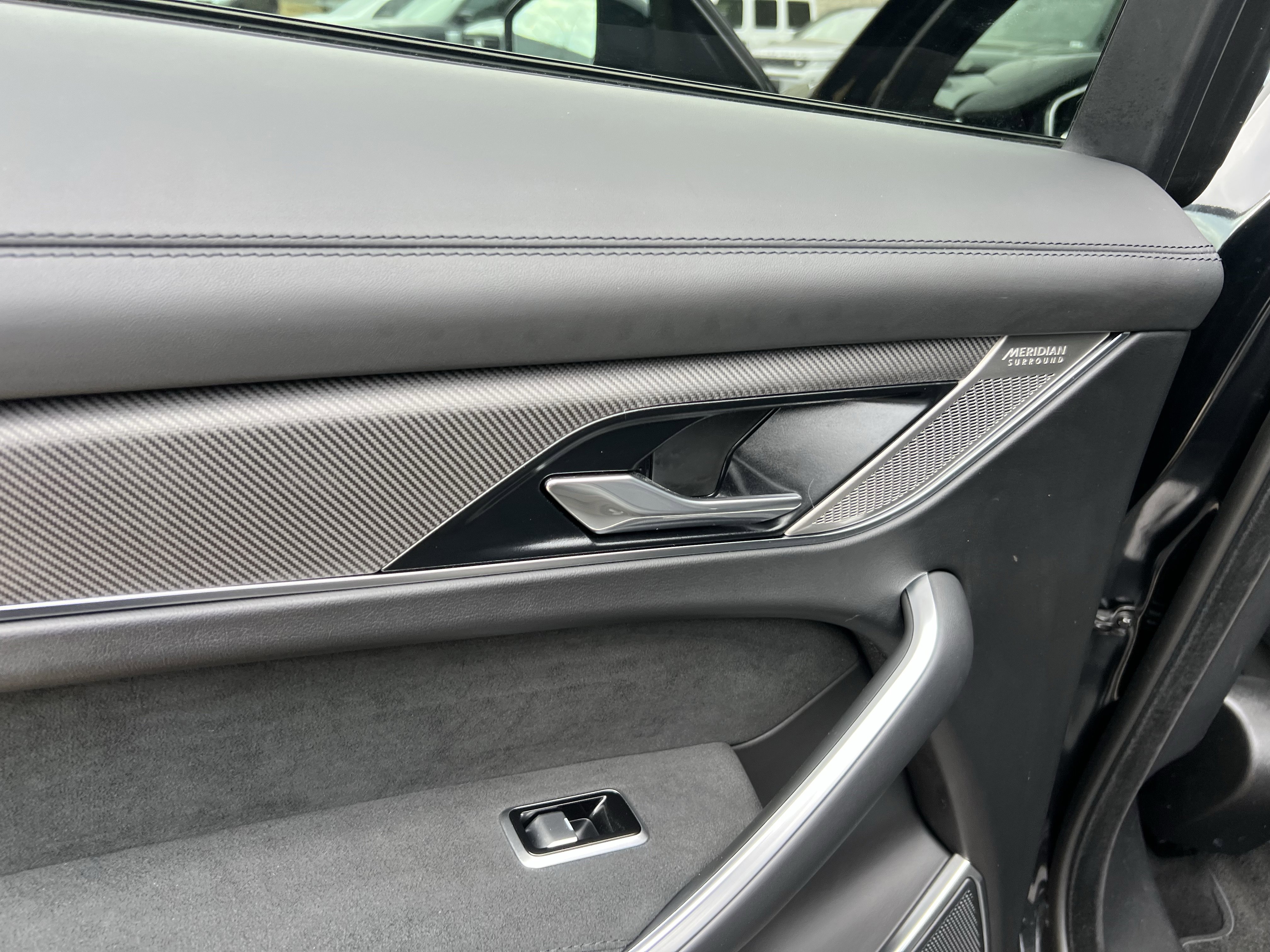 Used 2023 Jaguar F-PACE SVR image 31