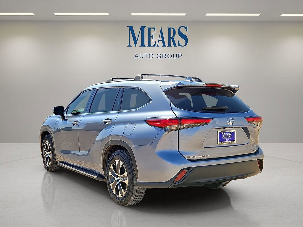 Used 2022 Toyota Highlander XLE image 3