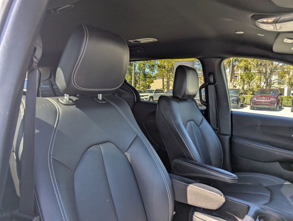 Used 2025 Chrysler Pacifica Select image 11