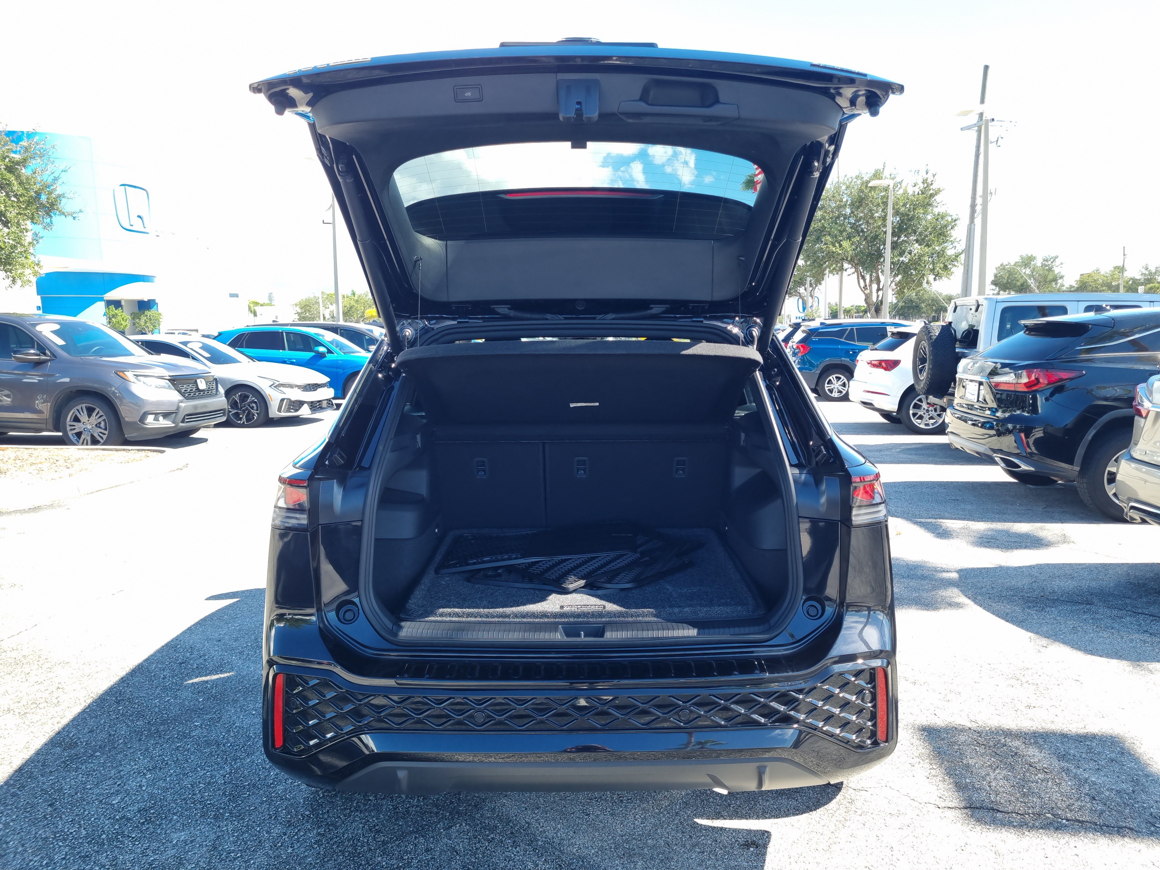 Used 2026 Volkswagen Tiguan SEL R-Line AWD/4WD image 12