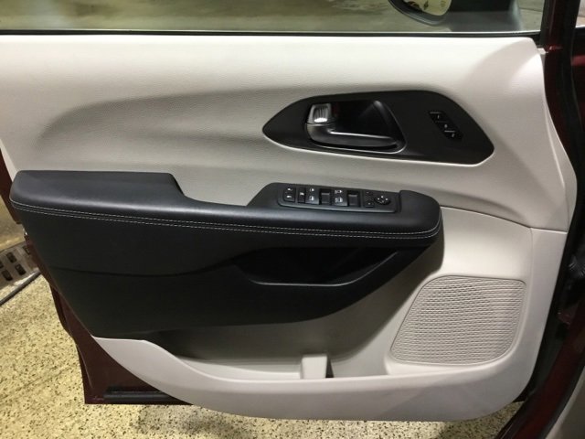 Used 2023 Chrysler Pacifica Touring-L image 34