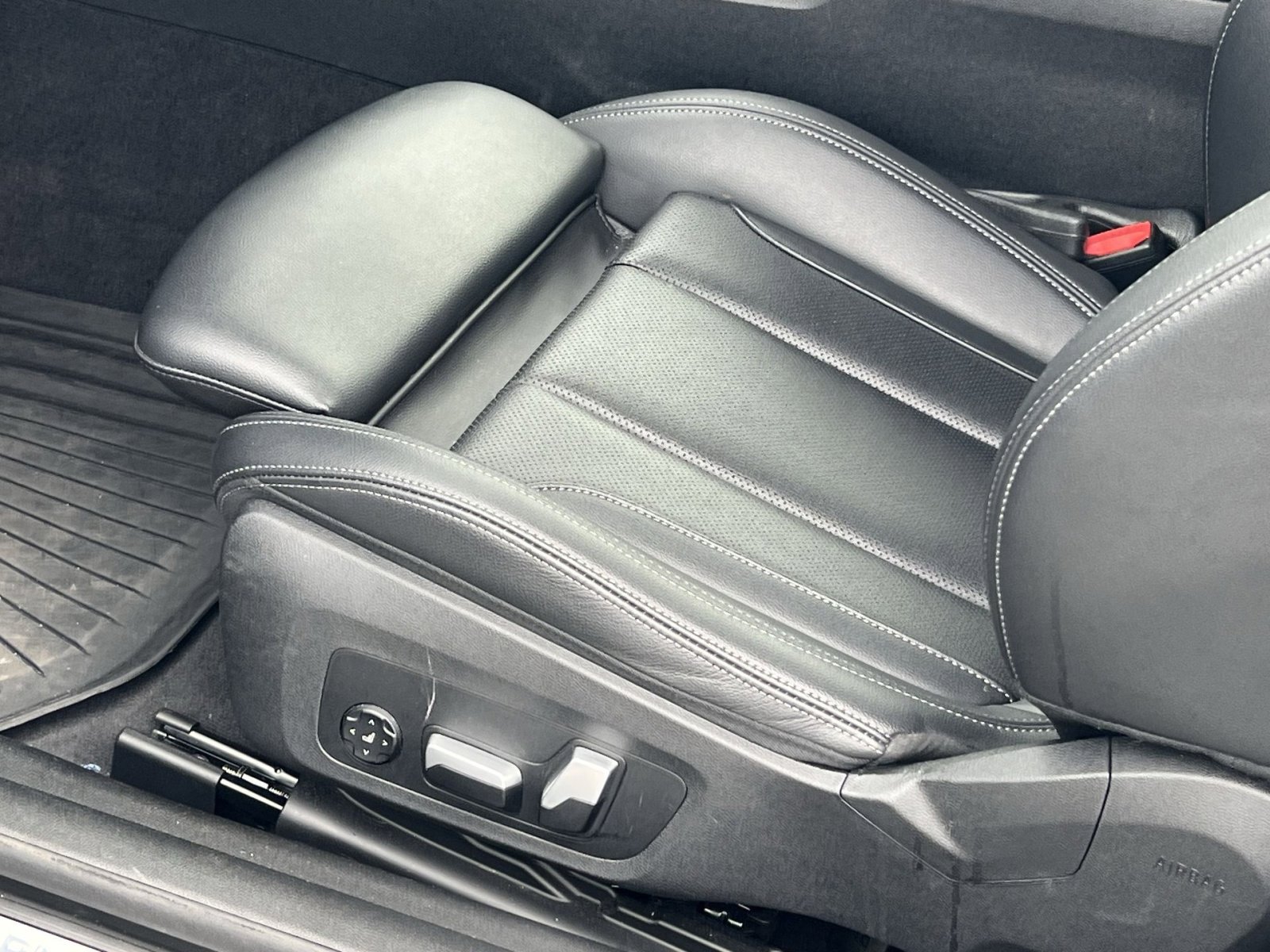 Used 2024 BMW 430i xDrive Coupe w/ Premium Package image 13