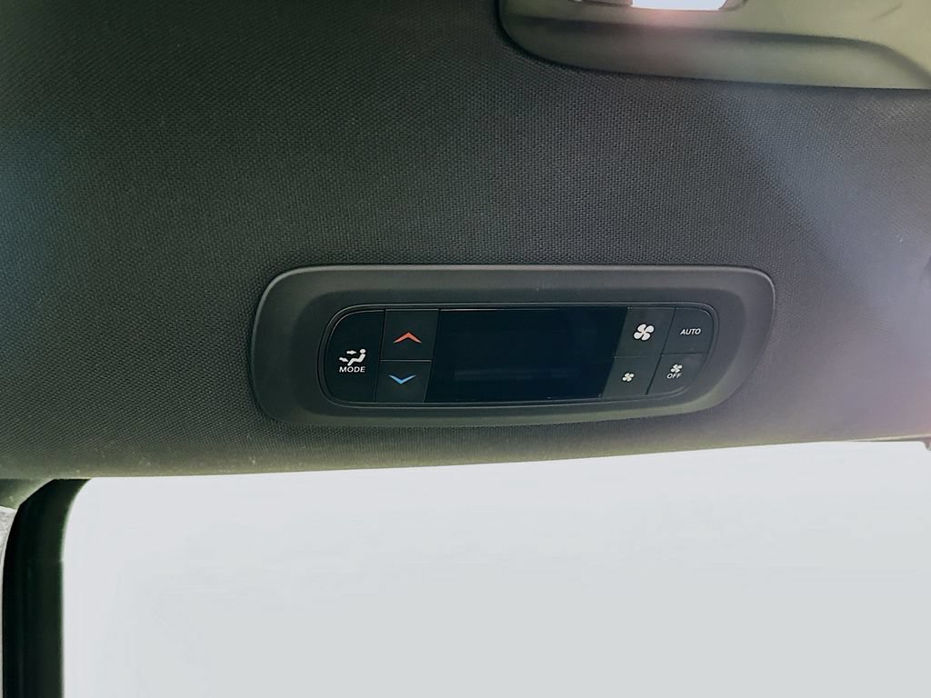 Used 2025 Chrysler Pacifica Select FWD image 32