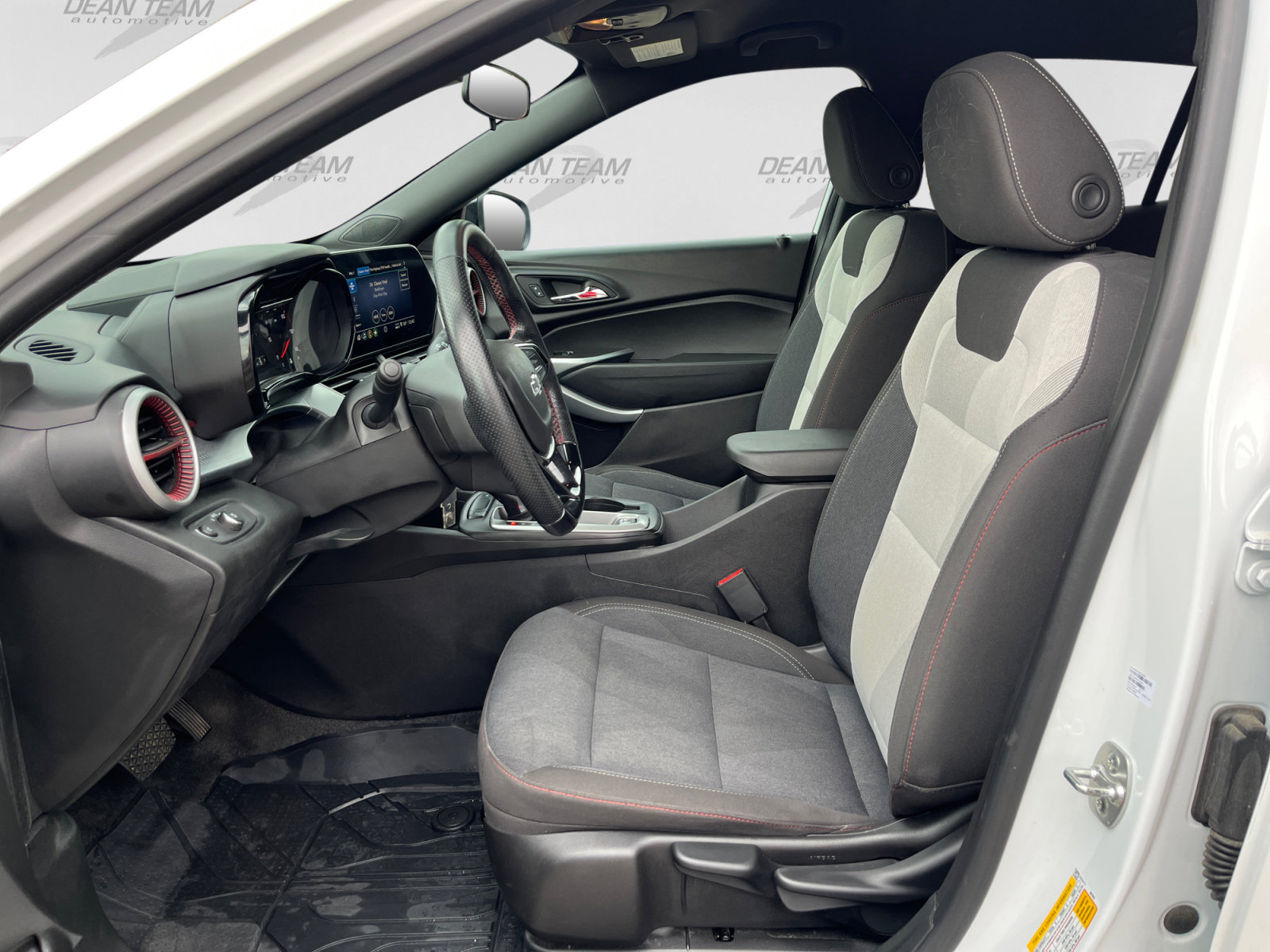 Used 2025 Chevrolet Trax RS FWD image 9