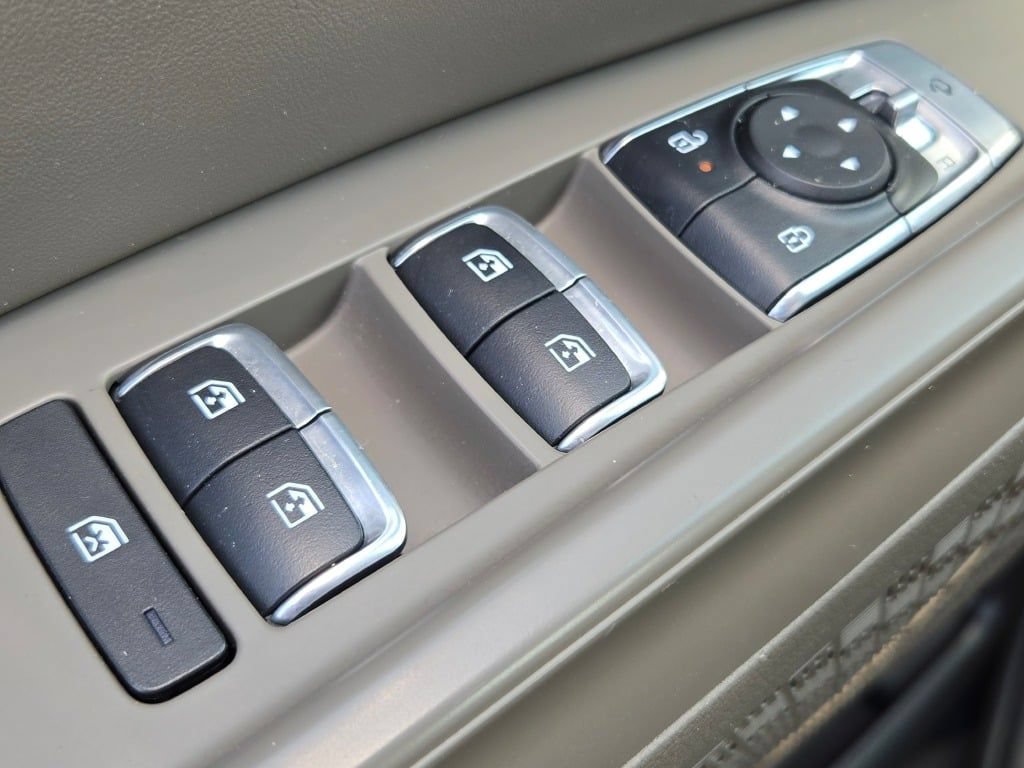 Used 2025 Kia Carnival EX FWD image 33