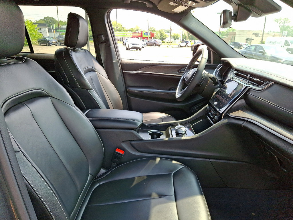 Used 2024 Jeep Grand Cherokee Limited image 12