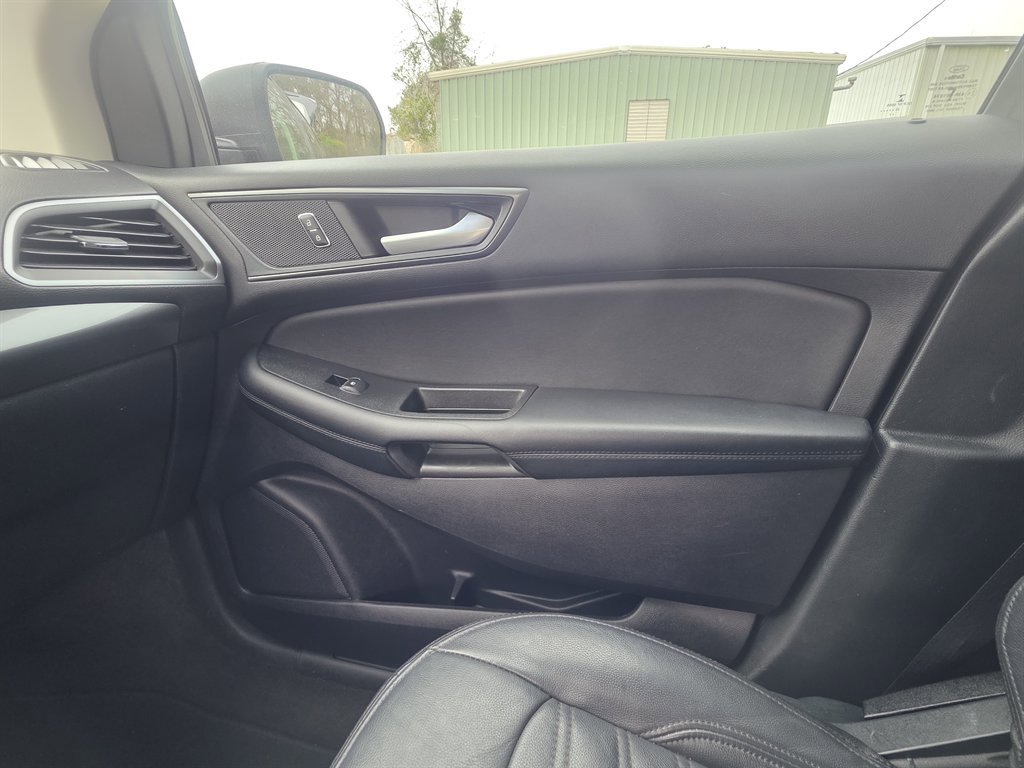 Used 2020 Ford Edge SE image 9