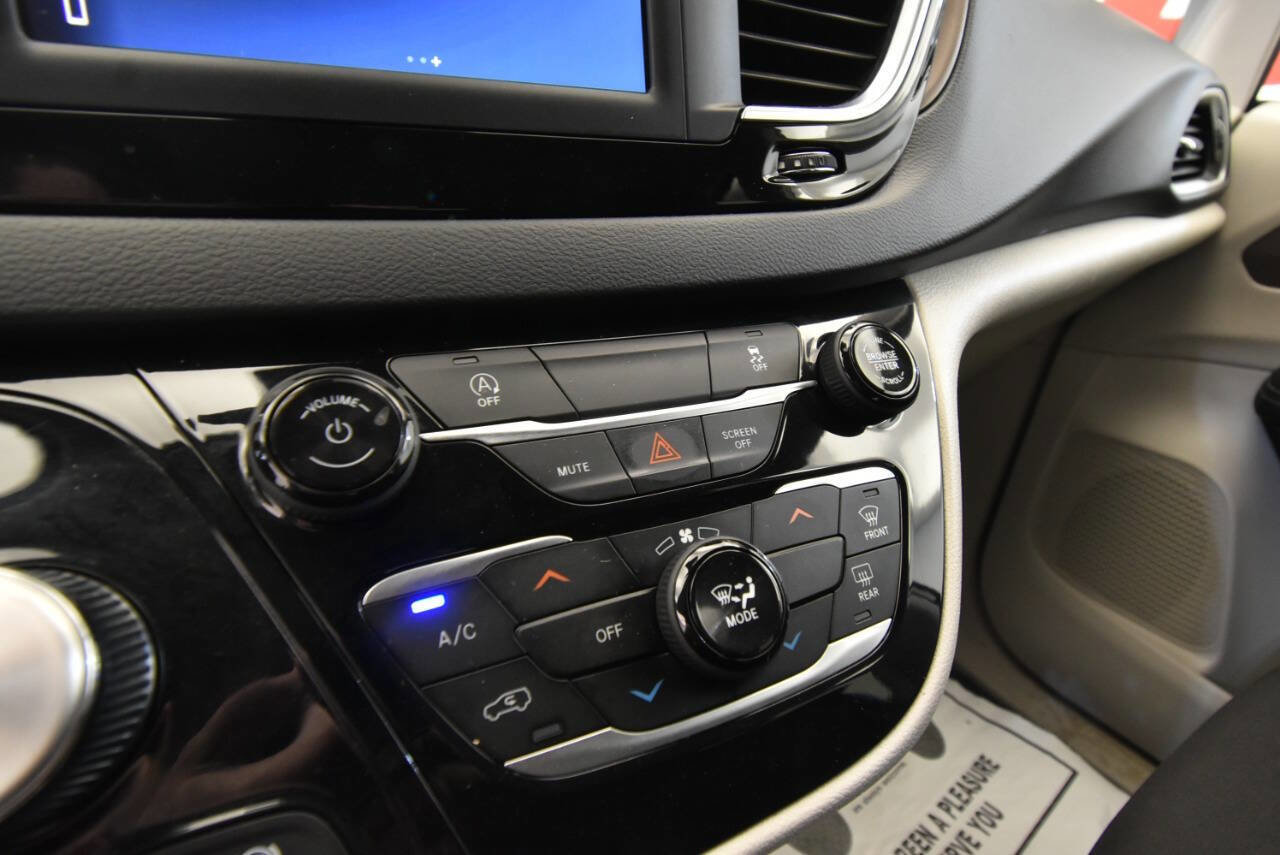 Used 2023 Chrysler Voyager LX FWD image 23
