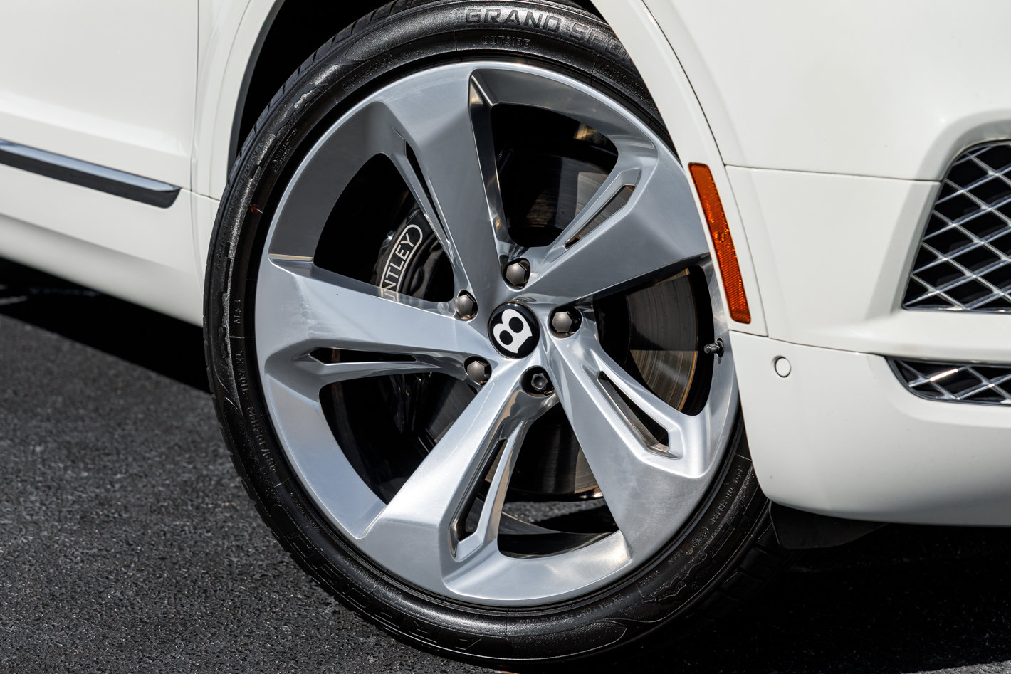 Used 2018 Bentley Bentayga AWD/4WD image 10