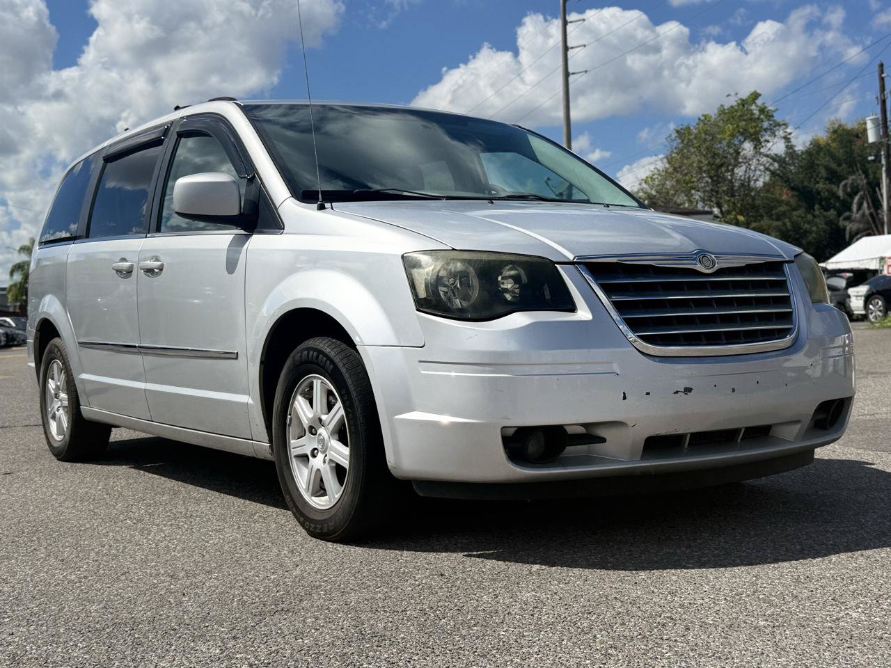 Used 2010 Chrysler Town & Country Touring FWD image 4