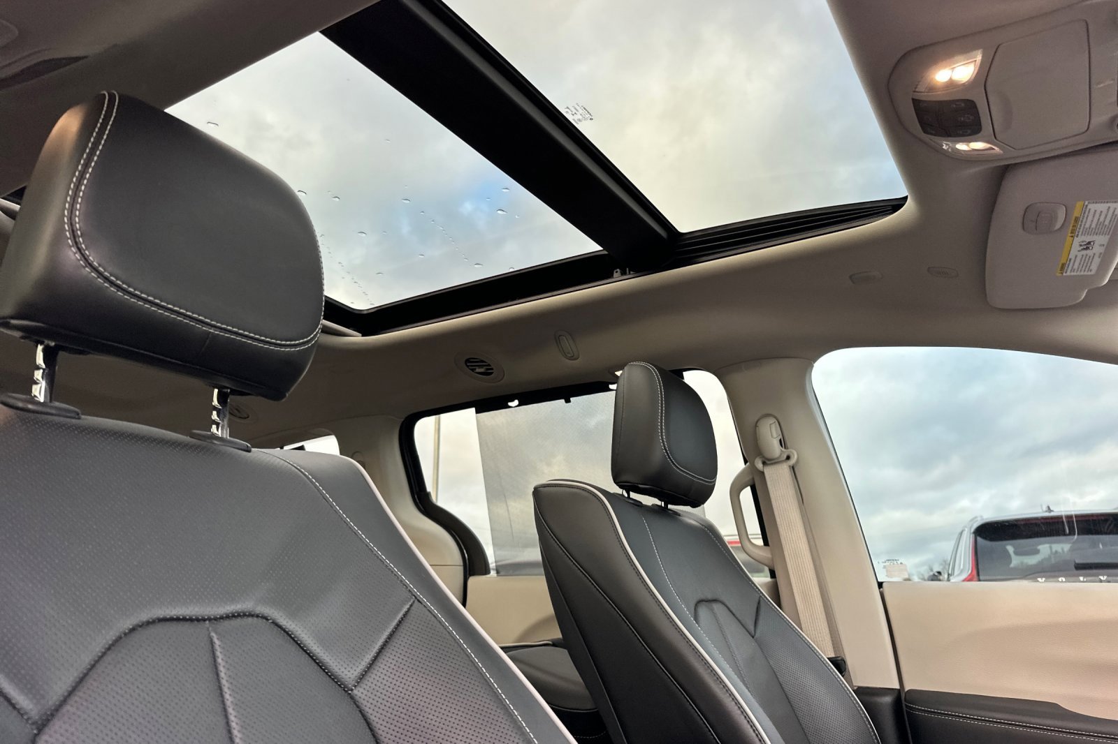 Used 2023 Chrysler Pacifica Limited w/ Uconnect Theater Family Group image 19