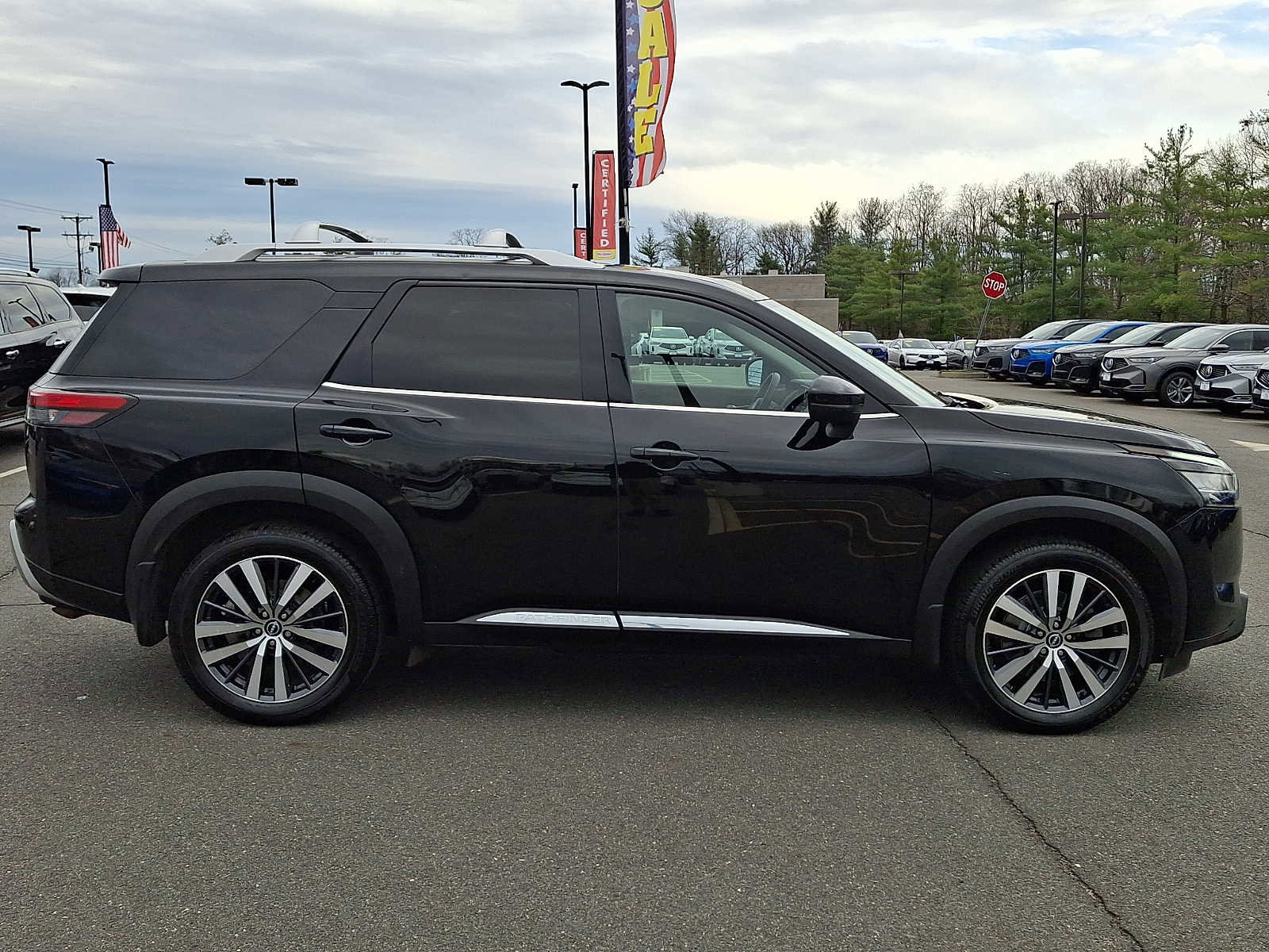 Used 2022 Nissan Pathfinder Platinum w/ Cargo Package AWD/4WD image 7