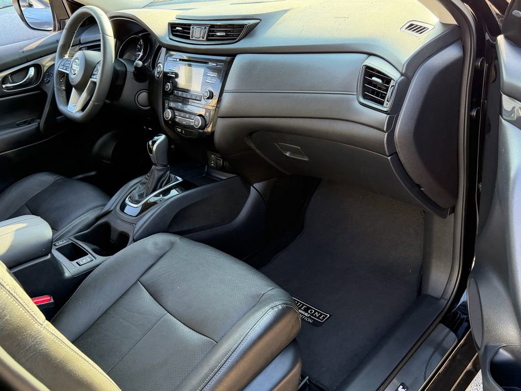 Used 2017 Nissan Rogue SV FWD image 19