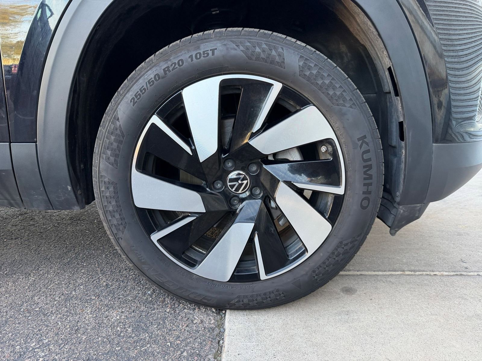 Used 2025 Volkswagen Atlas Cross Sport SE FWD image 31