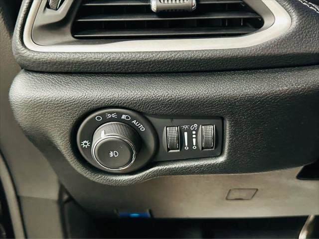 Used 2025 Chrysler Pacifica Select image 13