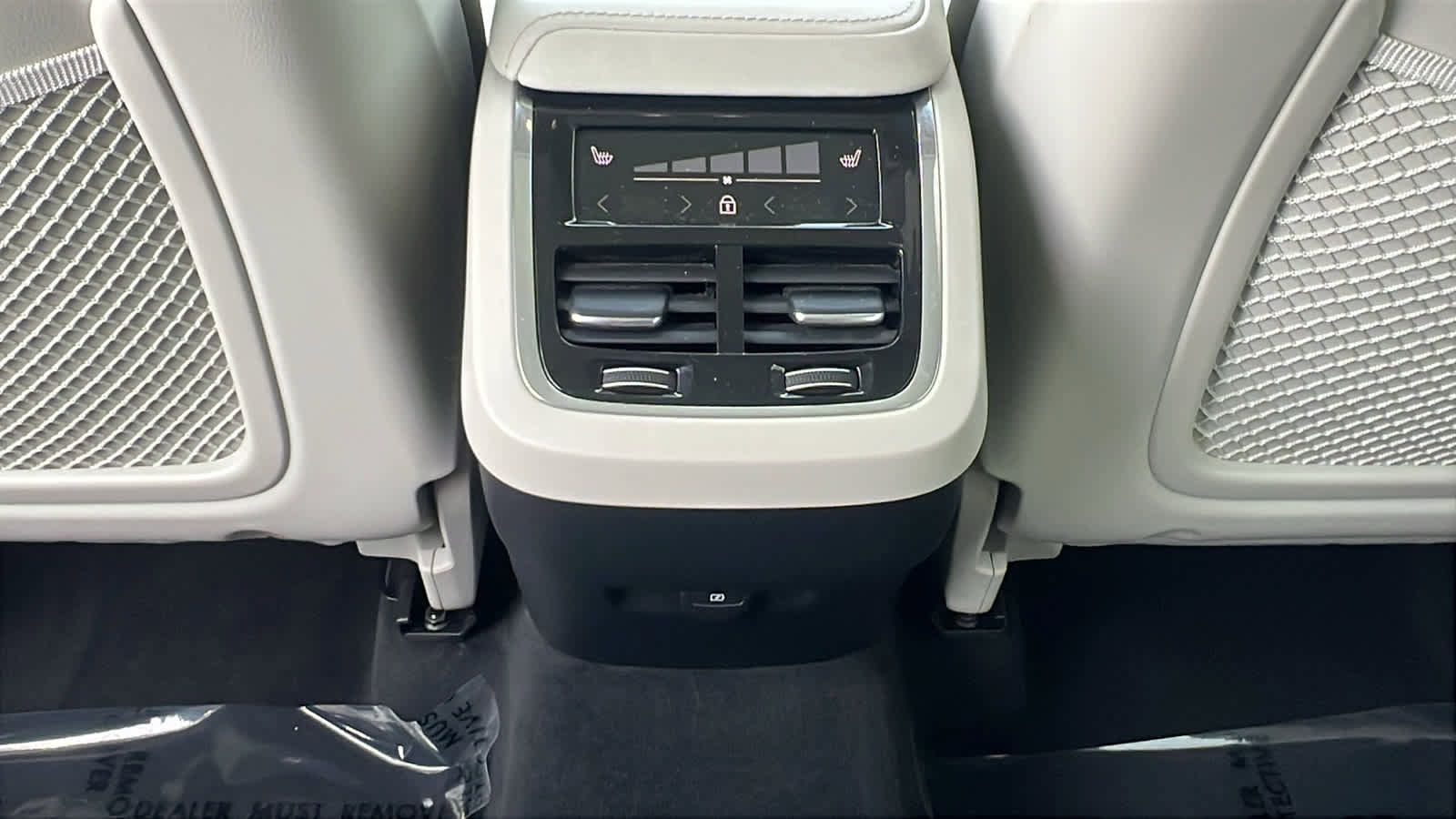 Used 2023 Volvo XC60 B6 Ultimate w/ Climate Package image 25