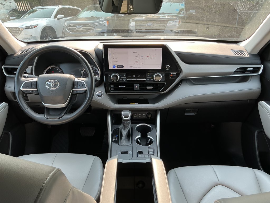 Used 2023 Toyota Highlander XLE FWD image 24