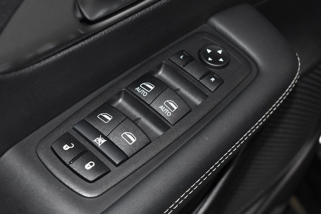 Used 2025 Chrysler Voyager LX FWD image 5