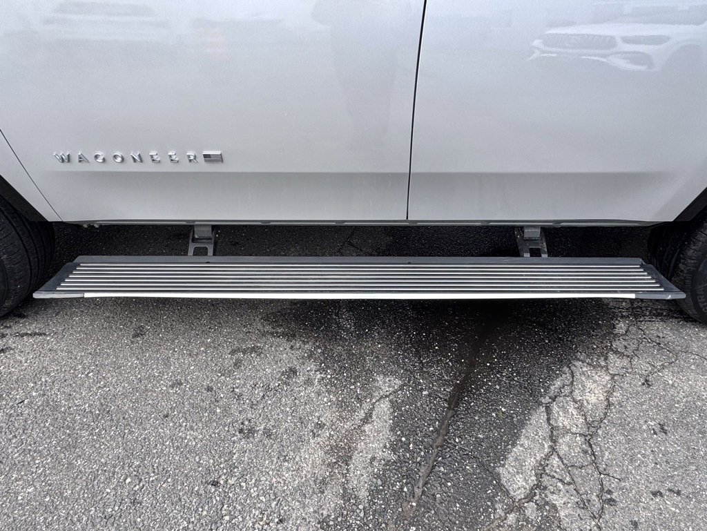 Used 2022 Jeep Wagoneer Series III w/ Premium Group I image 4