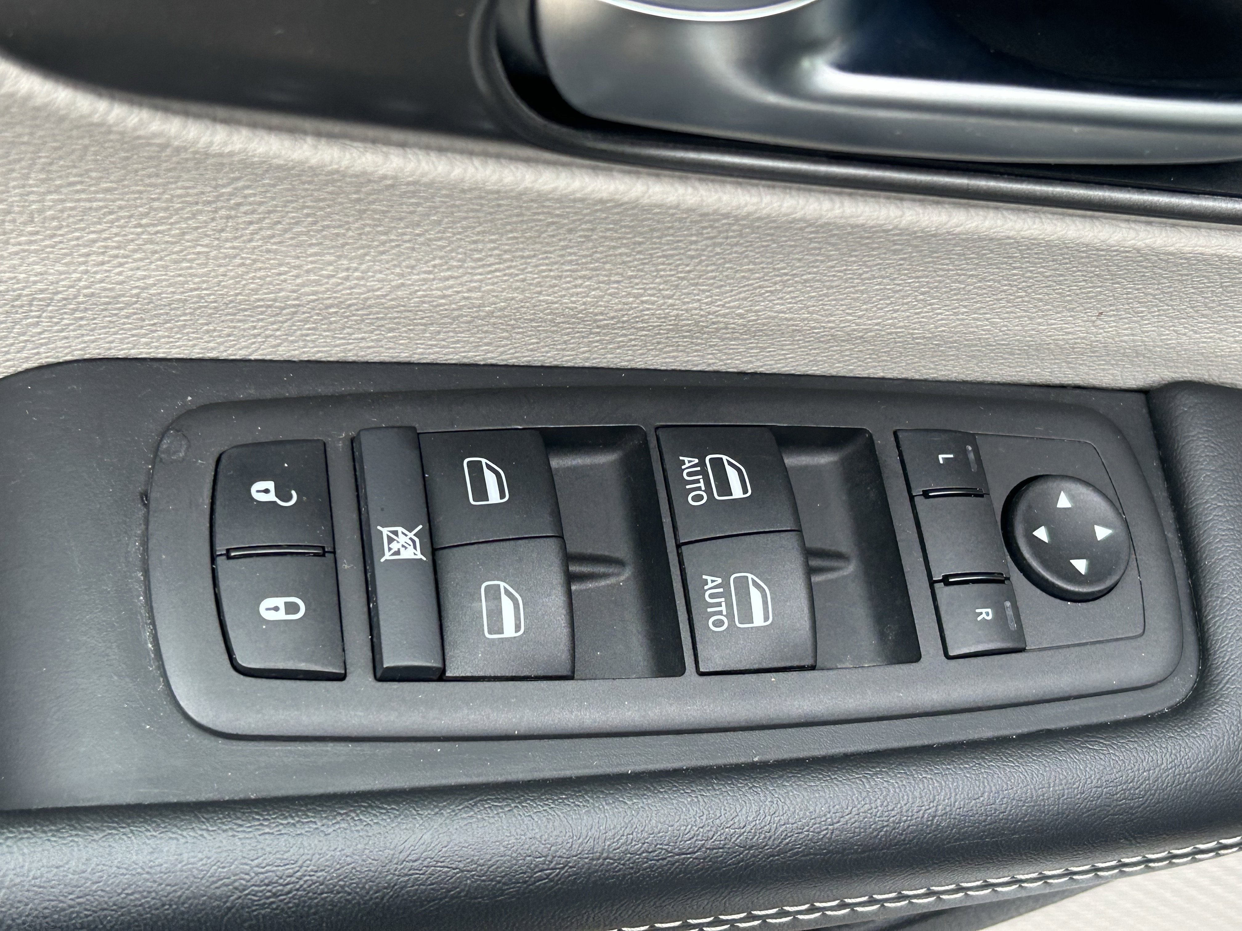 Used 2024 Chrysler Pacifica Touring-L image 13