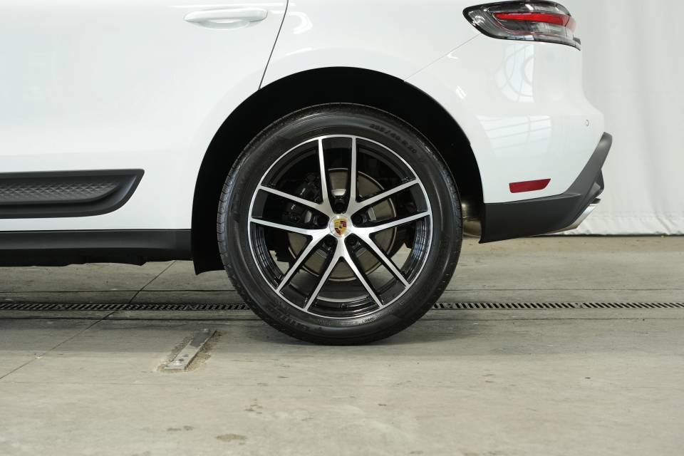 Certified 2025 Porsche Macan AWD/4WD image 43
