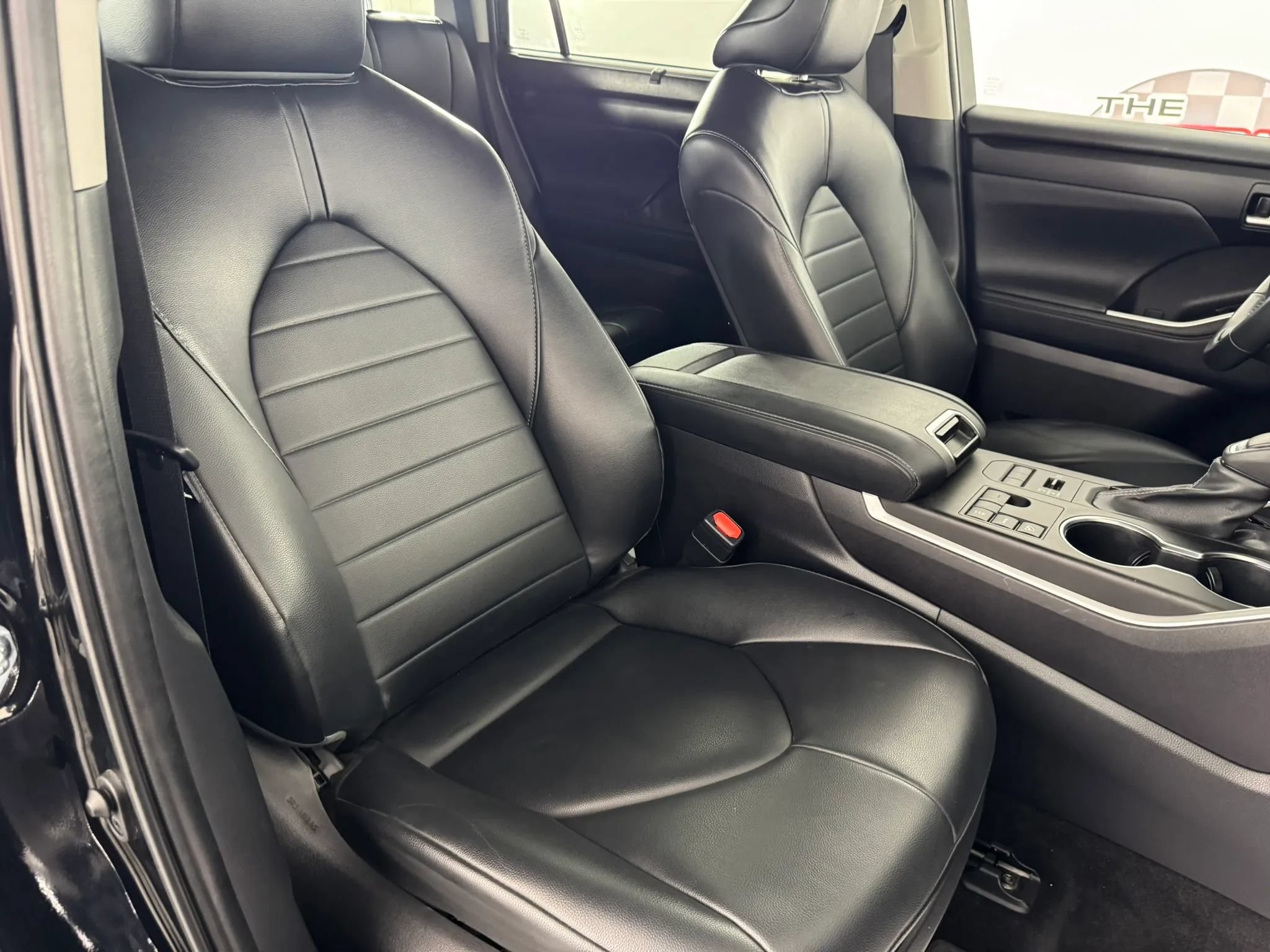 Used 2023 Toyota Highlander XLE AWD/4WD image 35