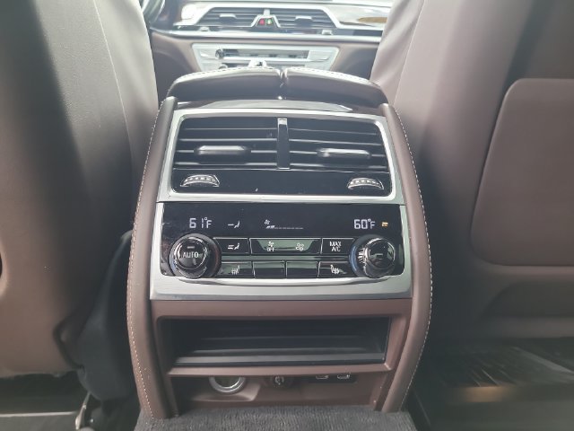 Used 2022 BMW 750i xDrive w/ Executive Package AWD/4WD image 17