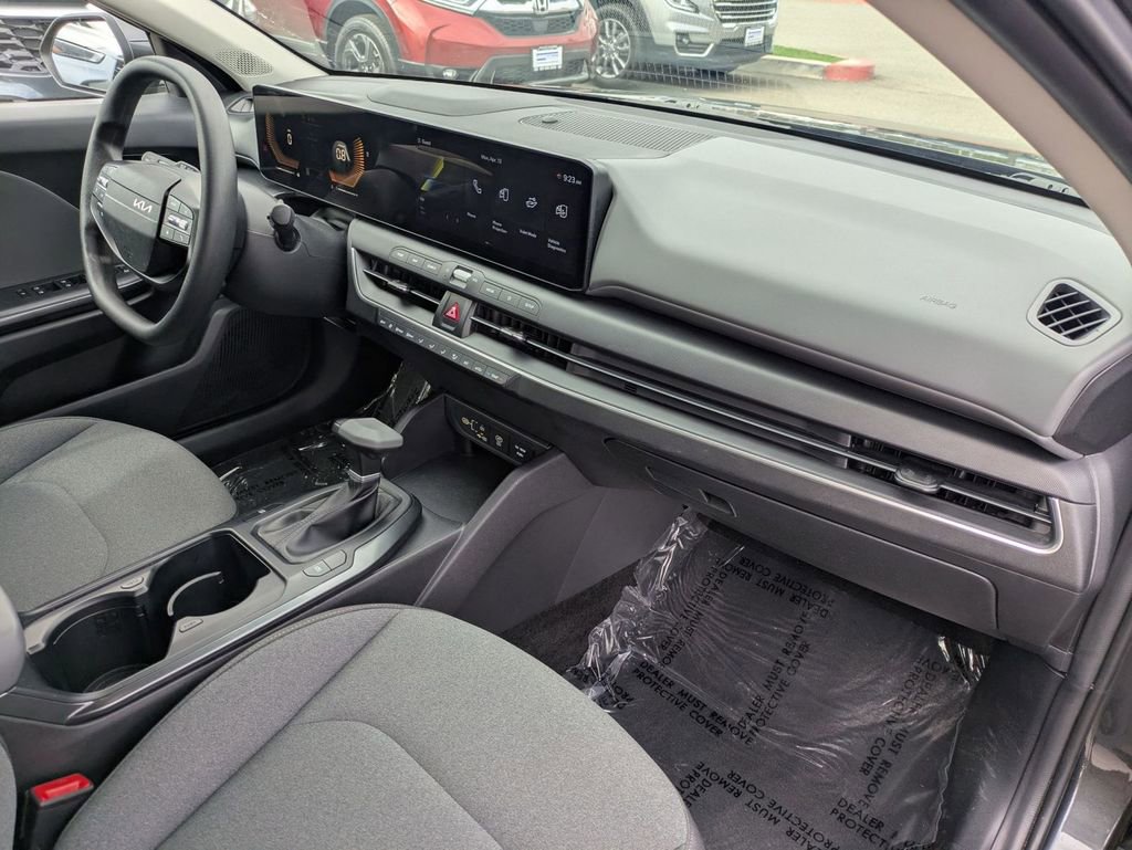 Used 2025 Kia K4 LXS image 31
