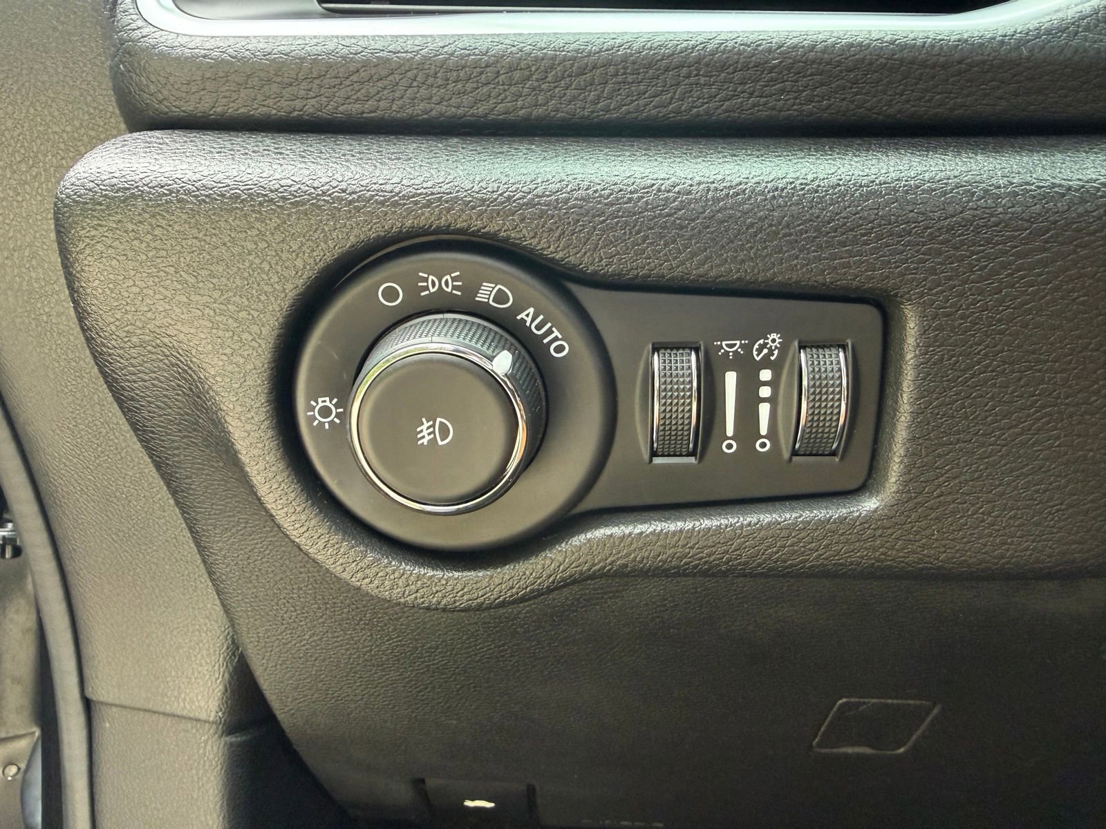 Used 2021 Chrysler Pacifica Pinnacle AWD/4WD image 12