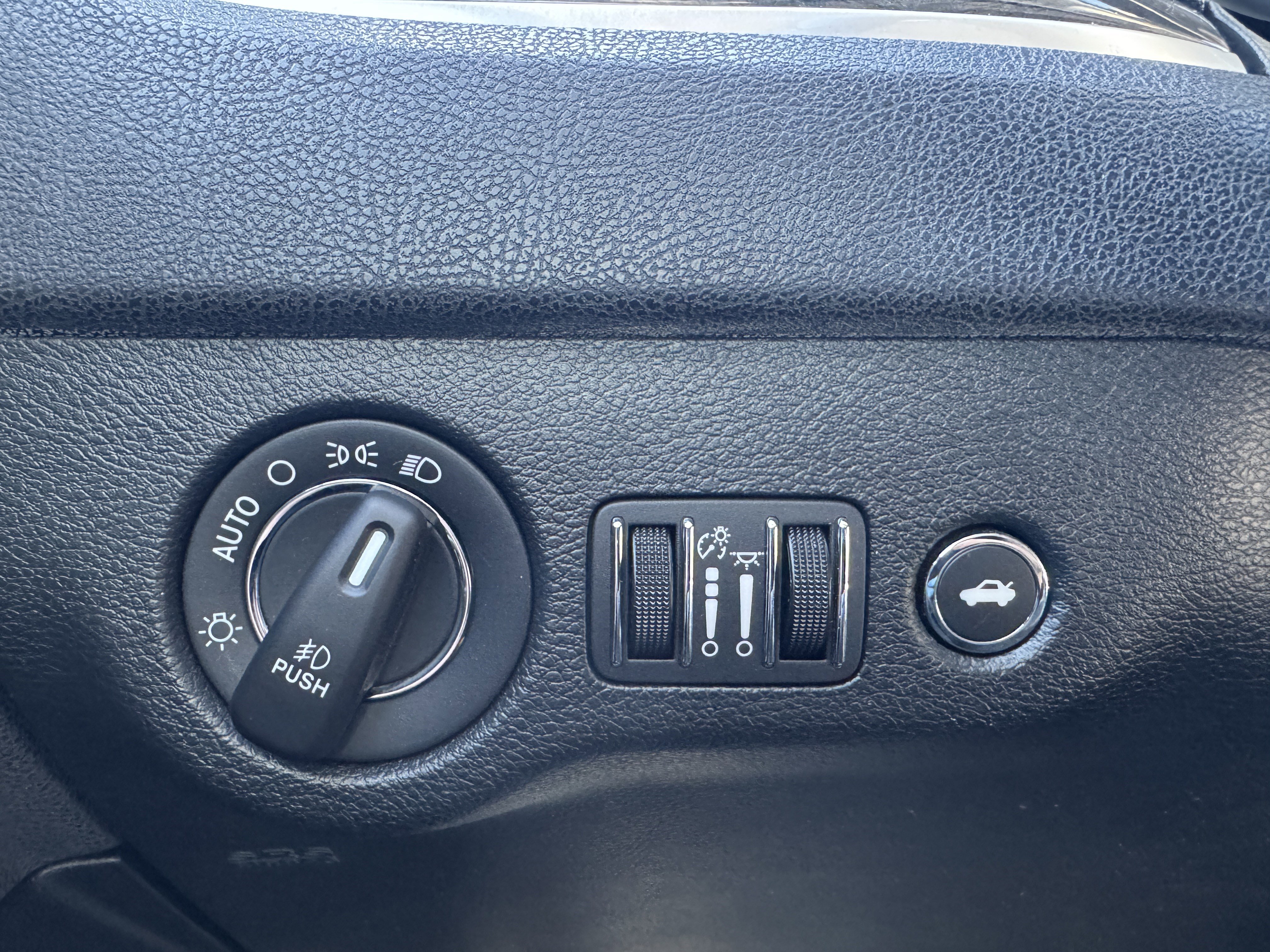 Used 2018 Chrysler 300 Limited w/ Safetytec Plus Group RWD image 31