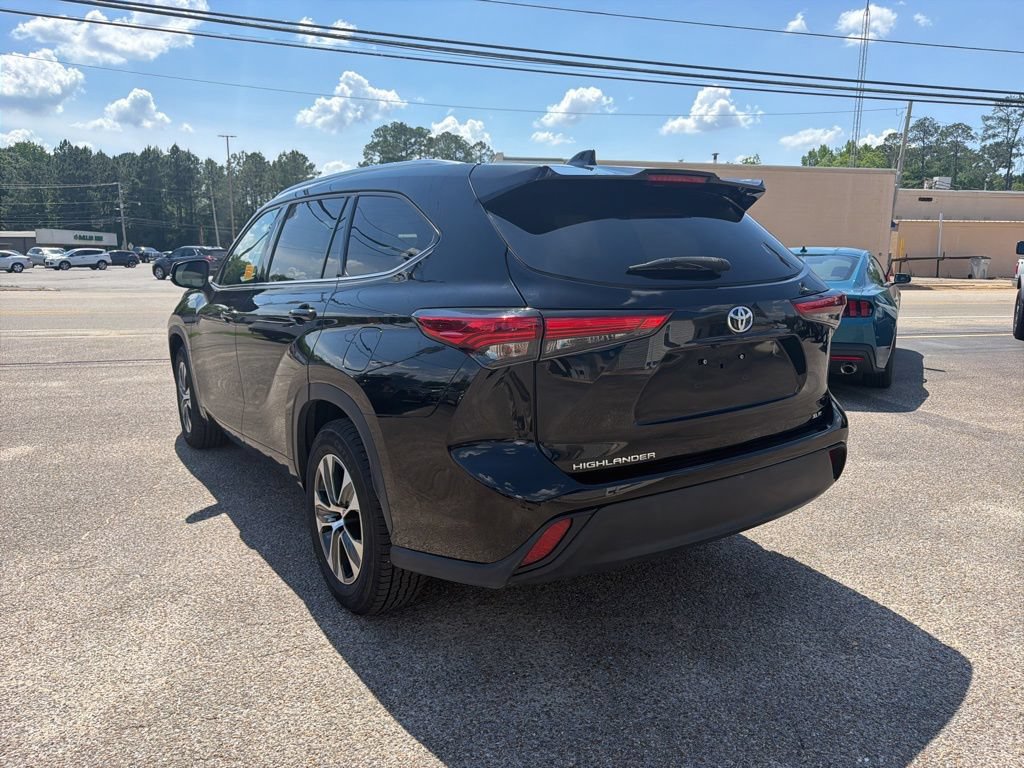 Used 2021 Toyota Highlander XLE FWD image 8