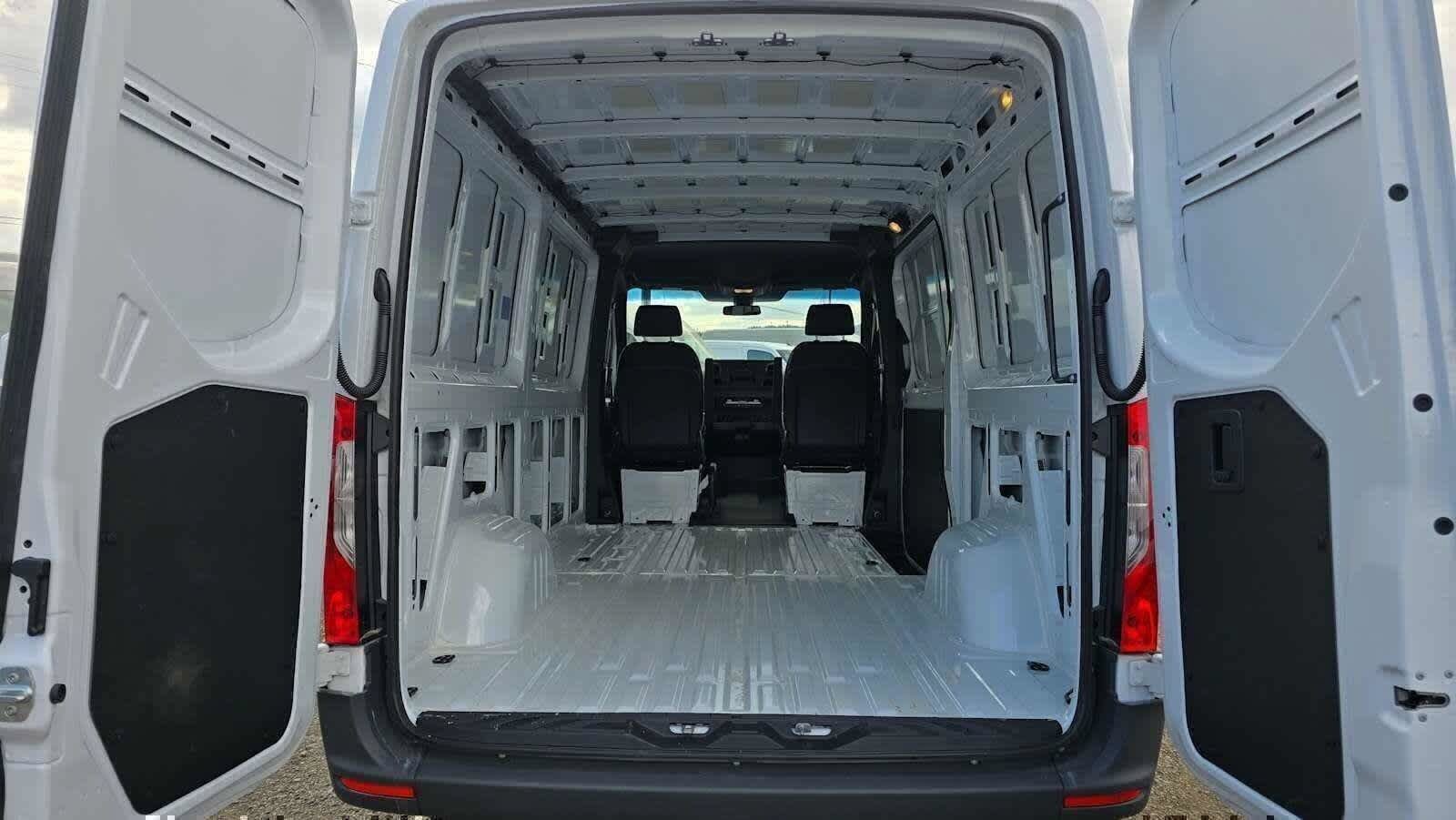 Used 2025 Mercedes-Benz Sprinter 2500 image 21