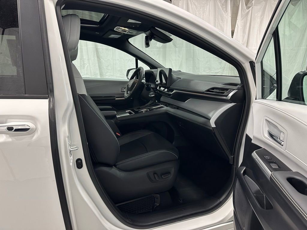 Used 2025 Toyota Sienna XSE image 63