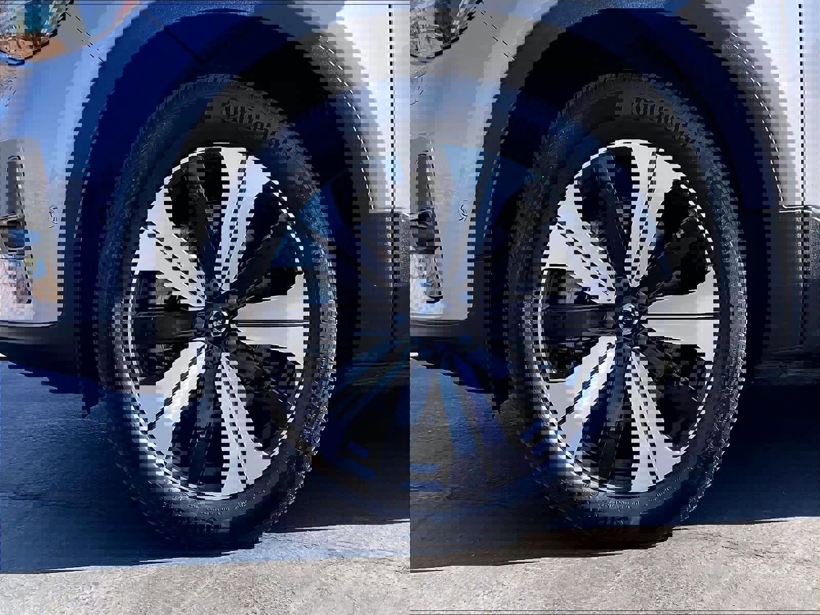 Used 2023 Volvo XC40 Recharge Plus image 12