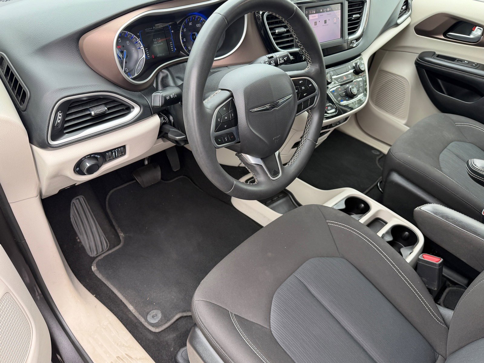 Used 2023 Chrysler Voyager LX FWD image 14