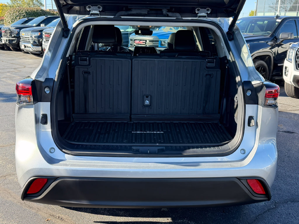 Used 2024 Toyota Highlander XLE FWD image 10