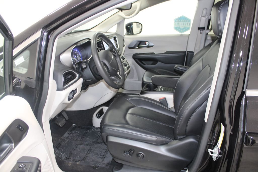 Used 2024 Chrysler Pacifica Touring-L image 21
