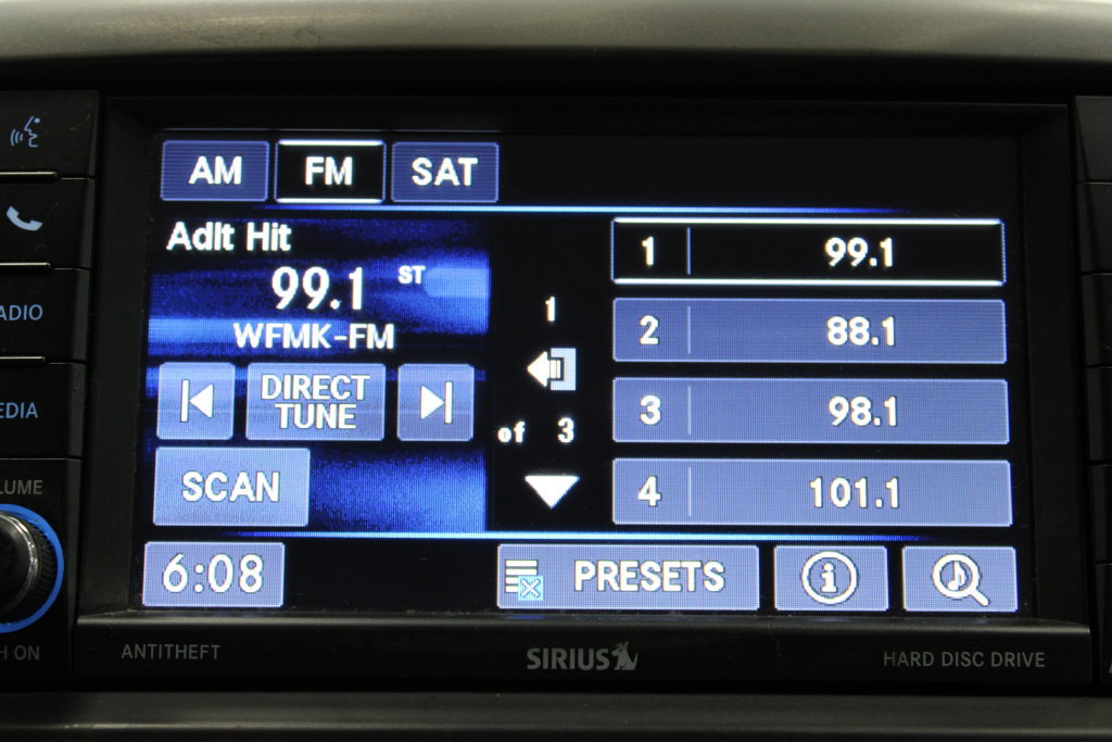 Used 2014 Chrysler Town & Country Touring FWD image 16