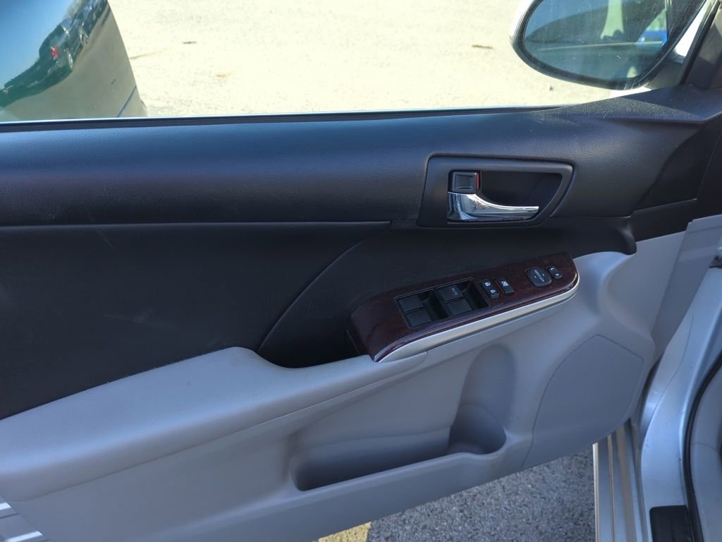 Used 2014 Toyota Camry XLE image 9