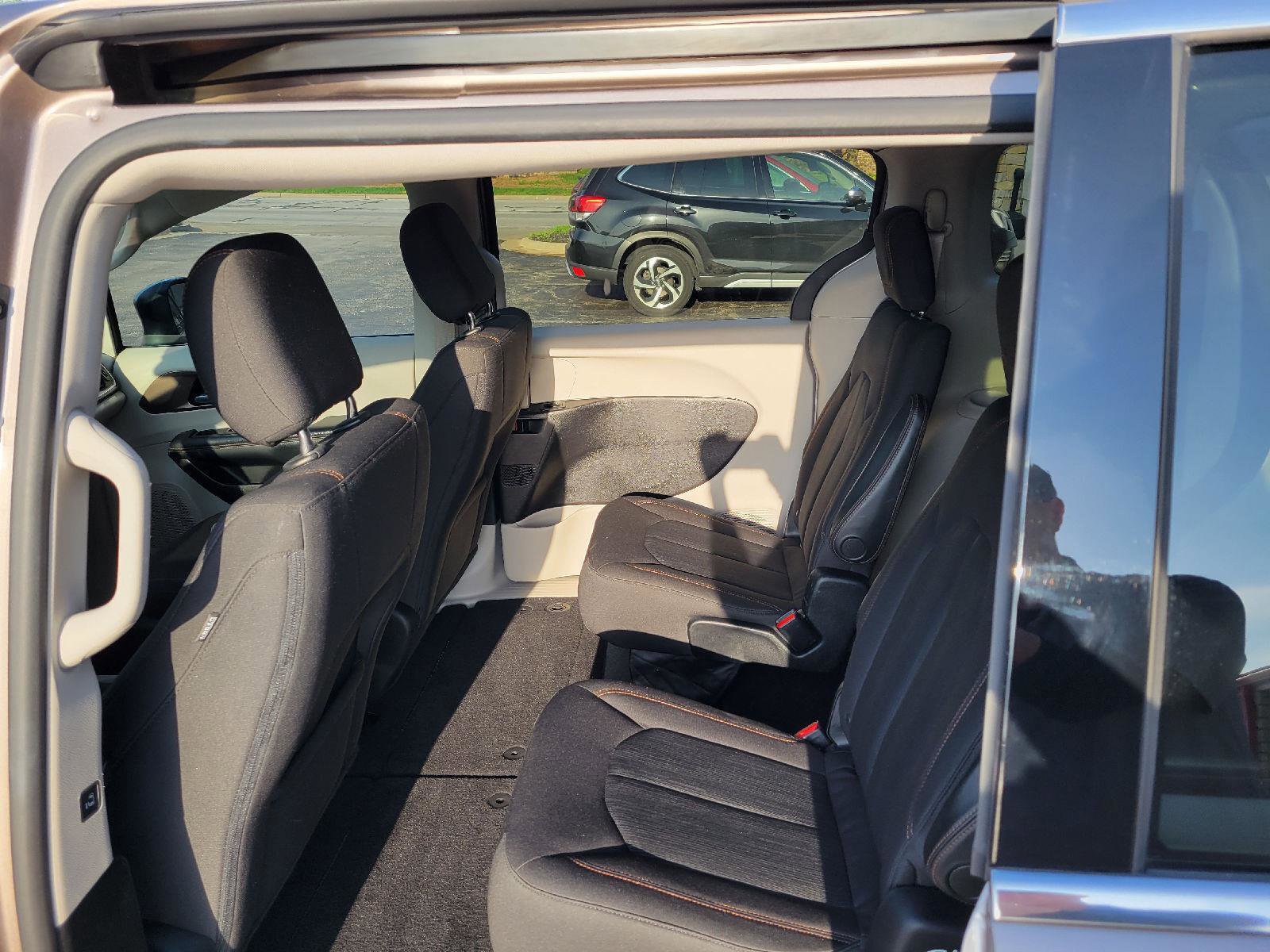 Used 2017 Chrysler Pacifica Touring w/ Tire & Wheel Group image 6