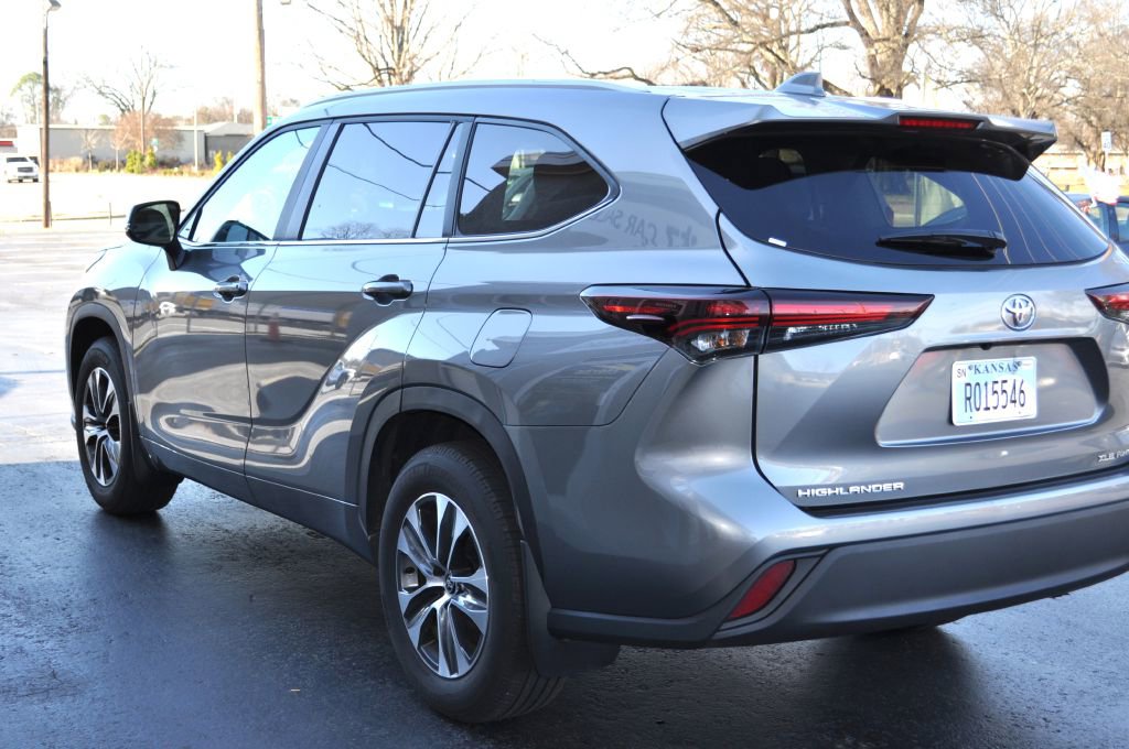 Used 2025 Toyota Highlander XLE image 8
