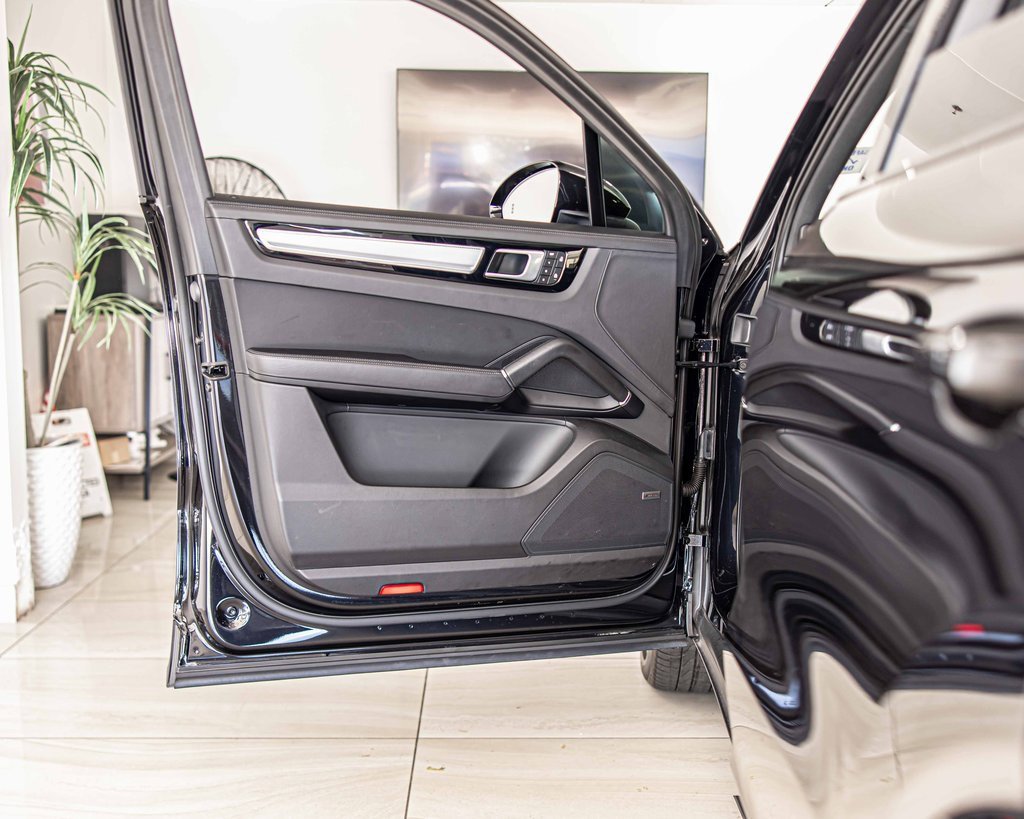Used 2022 Porsche Cayenne S Platinum image 32