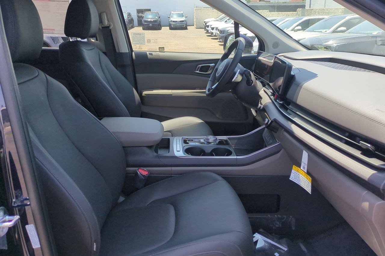 New 2026 Kia Carnival EX image 24
