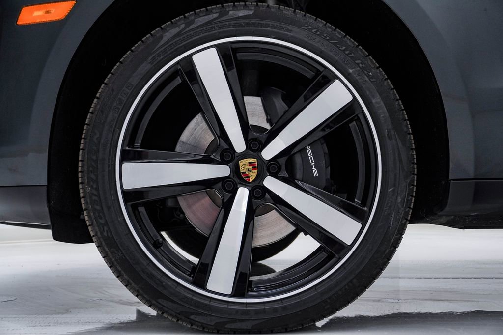 Certified 2025 Porsche Macan image 13