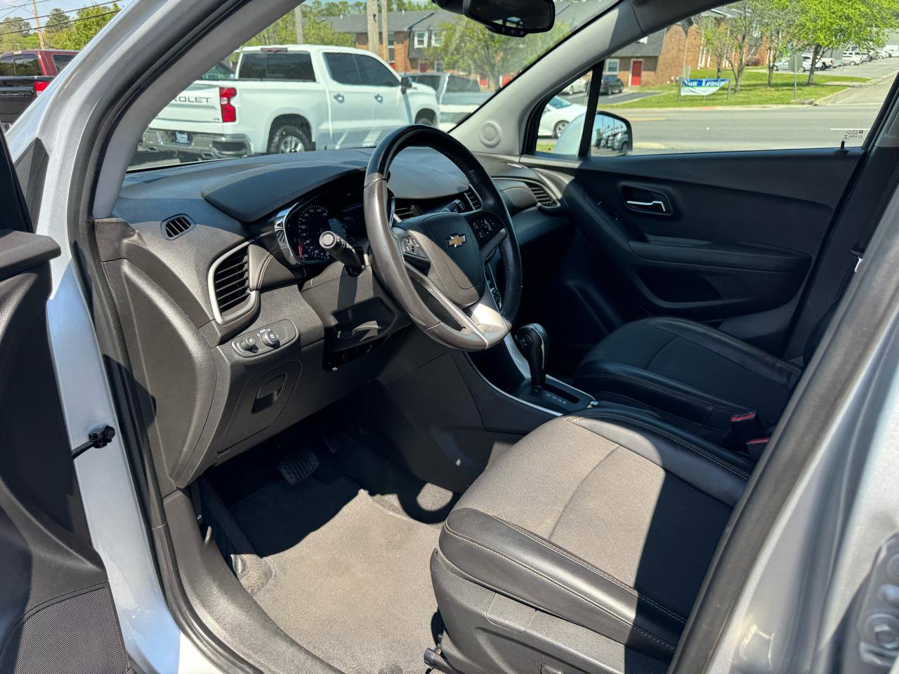 Used 2020 Chevrolet Trax LT w/ LT Convenience Package image 16