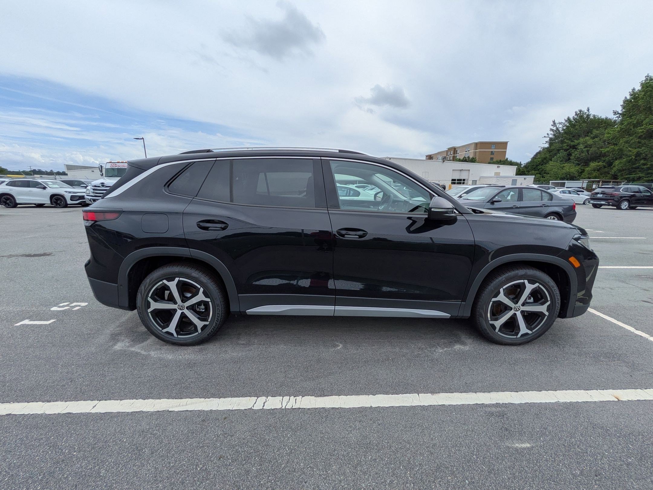 New 2026 Volkswagen Tiguan SE FWD image 2