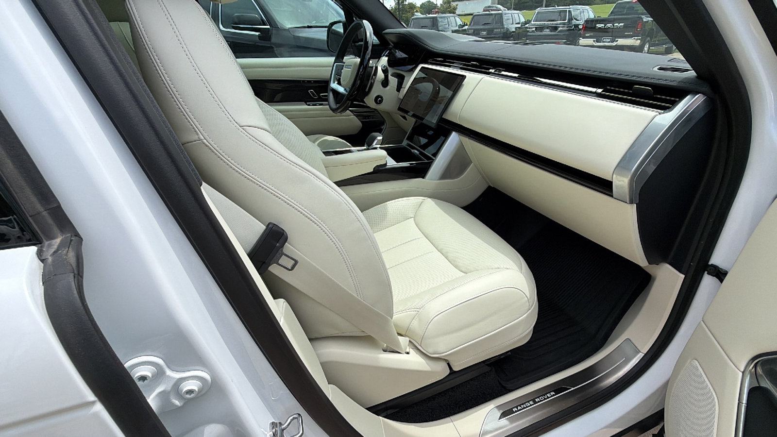 Used 2025 Land Rover Range Rover SE AWD/4WD image 19